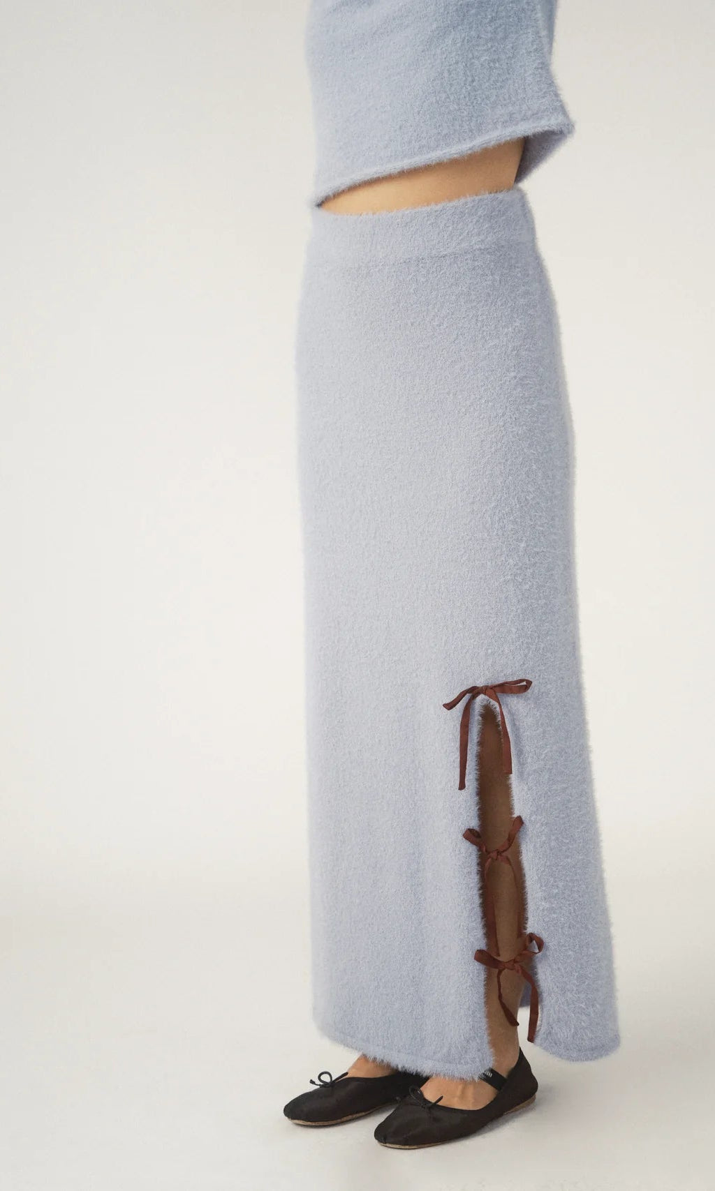 Maxi-mum vibes, zero effort ✨ The Chloe Cosy Bow Maxi Skirt from Pixie & Peach is giving all the comfy-chic energy you didn’t know you needed. Soft, flowy, and topped off with the cutest bow detail, this skirt moves with you — whether you’re brunching, brunching again, or just twirling around your living room.
• Flowing maxi silhouette = drama with every step 💃
• Soft, cosy fabric that’s basically a hug in skirt form
• Adjustable bow waistband for the perfect fit every time
• Perfect paired with a crop